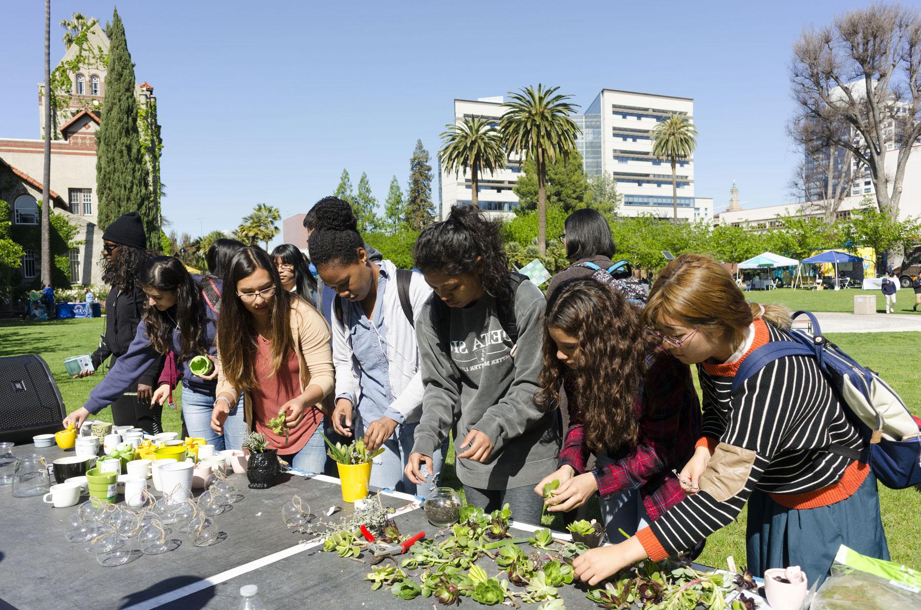 Students participating in 菠菜网lol正规平台's Earth Day.