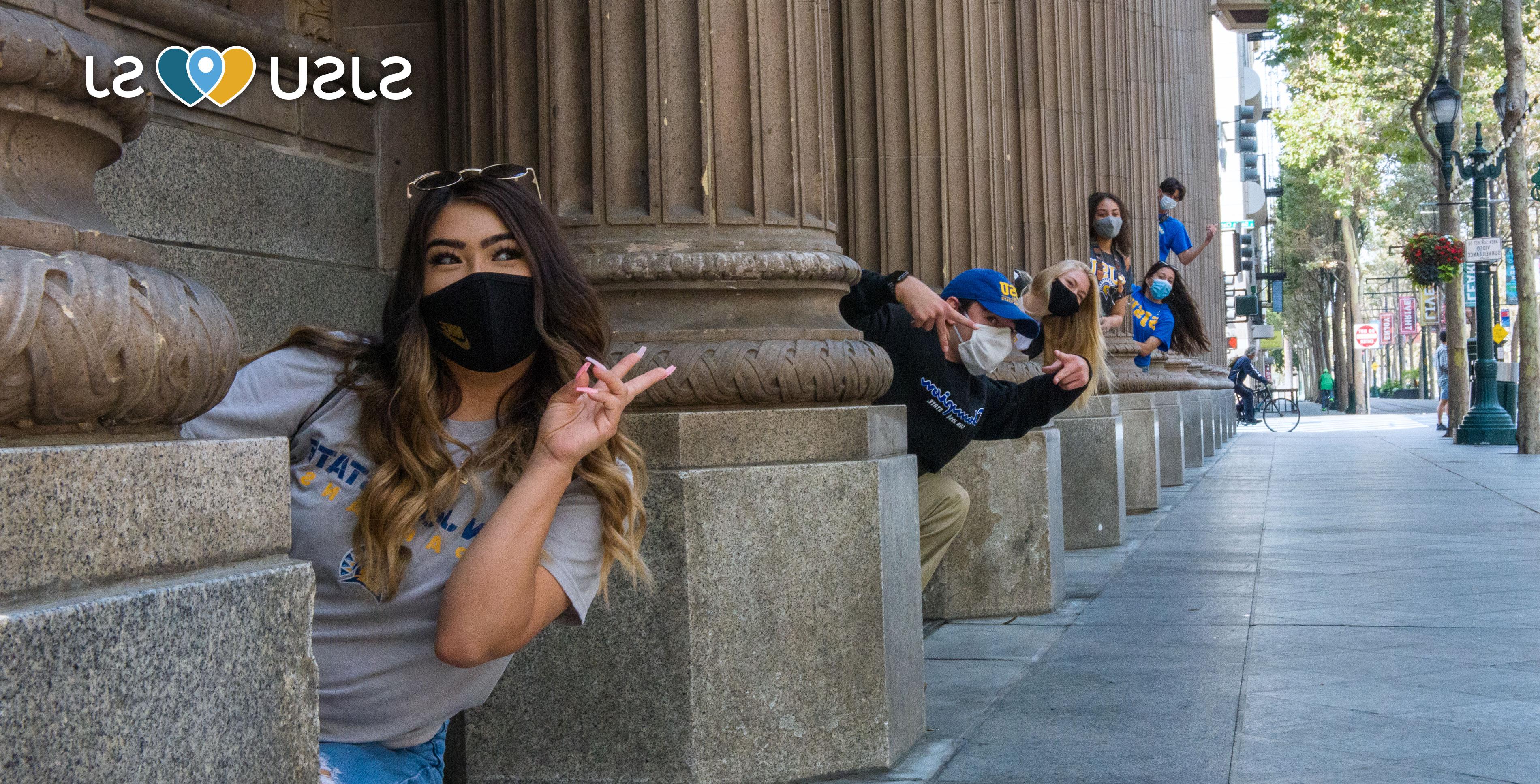 菠菜网lol正规平台 students pose behind pillars in downtown San Jose.